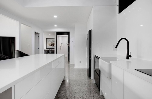 Manukau City Apartment | Chic Modern 2BR Heart of Manukau