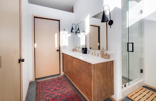 Shelby Hills House | Chic + Modern 3bd Home in East Nash! 8 min-> DT!