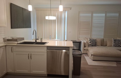 Southwest Edmonton House | *Chic Modern 4BDRM Home- 2 King Bed,2 living room*