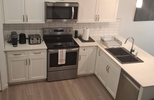 Southwest Edmonton House | *Chic Modern 4BDRM Home- 2 King Bed,2 living room*