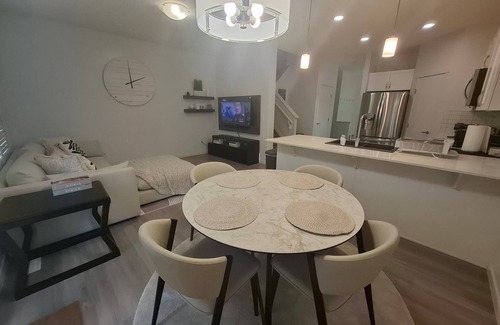 Southwest Edmonton House | *Chic Modern 4BDRM Home- 2 King Bed,2 living room*