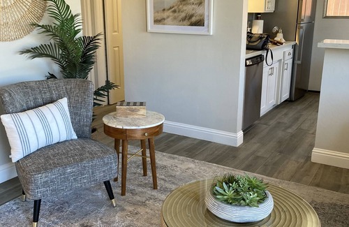 Oleander - Sunset Apartment | Chic, Modern apartment in vintage neighborhood