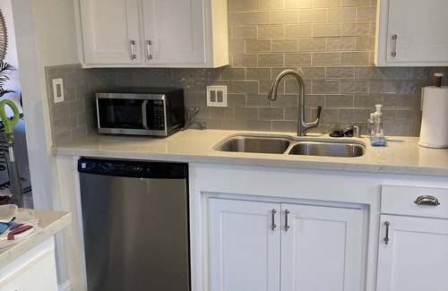 Oleander - Sunset Apartment | Chic, Modern apartment in vintage neighborhood