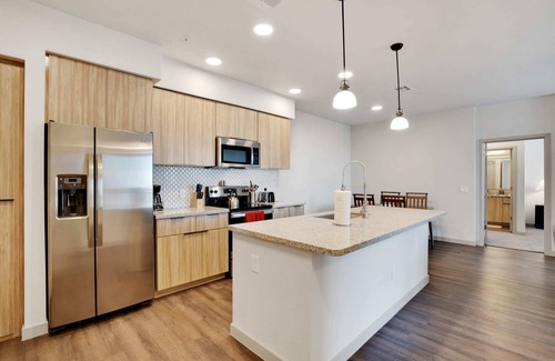 Palm Valley Apartment | Chic Modern Clean 2BR Apartment by Stay Gia
