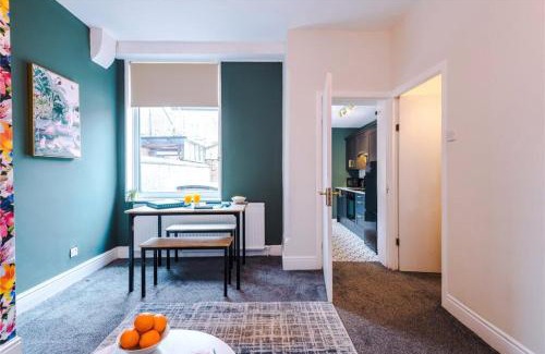 Salford House | Chic & Modern Escape