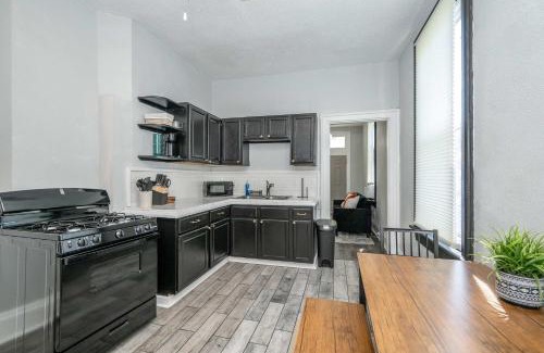 Walnut Hills Apartment | Chic Modern Gem with Style