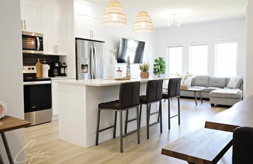 Southwest Edmonton House | Chic Modern Home,King Bed,Fireplace,Disney