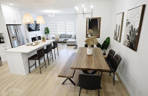 Southwest Edmonton House | Chic Modern Home,King Bed,Fireplace,Disney