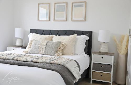 Southwest Edmonton House | Chic Modern Home,King Bed,Fireplace,Disney