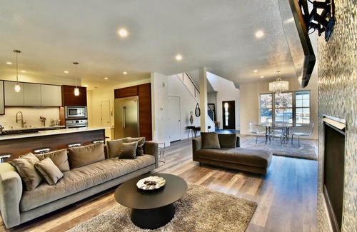 Wayzata House | Chic Modern House on the Very Desirable Location In Downtown Wayzata