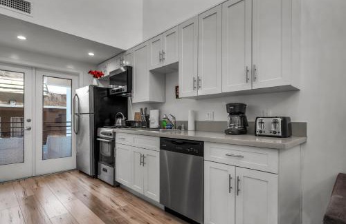 Wilshire Apartment | Chic Modern Loft in Hollywood 1 Bedroom with Balcony & Free Secure Parking