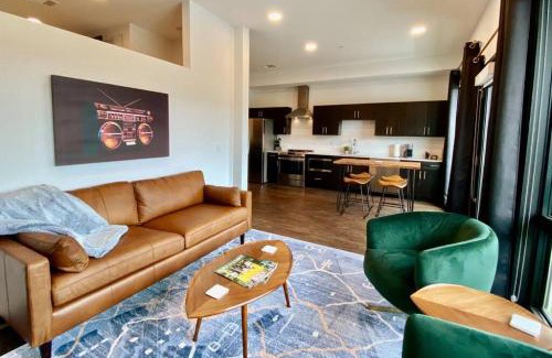 Edgehill House | CHIC Modern Nashville Condo POOL, PATIO, PARKING