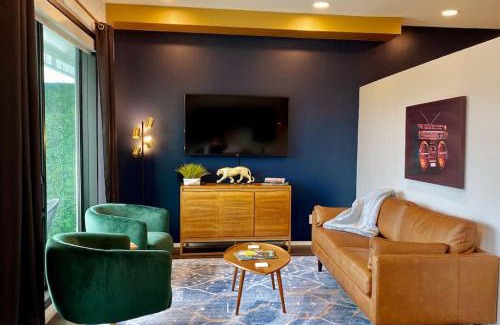 Edgehill House | CHIC Modern Nashville Condo POOL, PATIO, PARKING