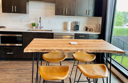 Edgehill Condo | CHIC Modern Nashville Condo ★ POOL, PATIO, PARKING