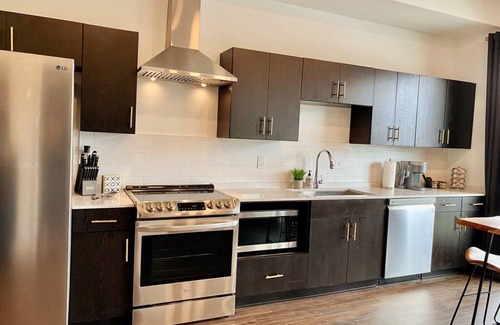 Edgehill Condo | CHIC Modern Nashville Condo ★ POOL, PATIO, PARKING