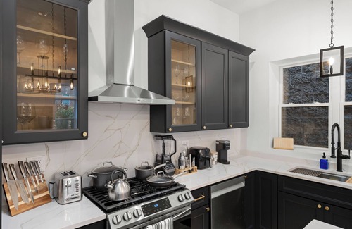 Tri-Taylor Condo | Chic Modern NEW Loft near United Center, UIC/IMD & Downtown W/Street Parking