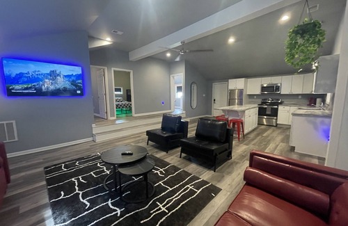 Schnitzelburg Apartment | Chic & Modern Stay walking distance to restaurants, bars and shops!