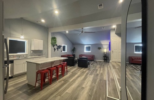 Schnitzelburg Apartment | Chic & Modern Stay walking distance to restaurants, bars and shops!