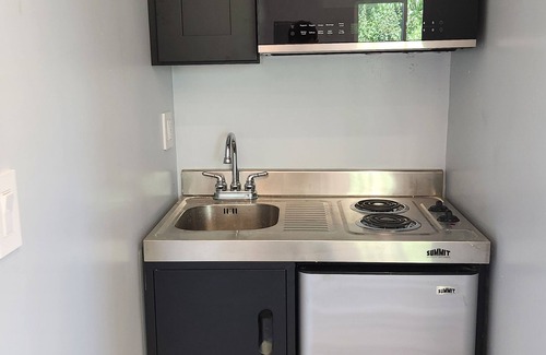 Woodland Hills Apartment | Chic, Modern studio with WiFi, AC and Washer/Dryer in enchanting Los Angeles