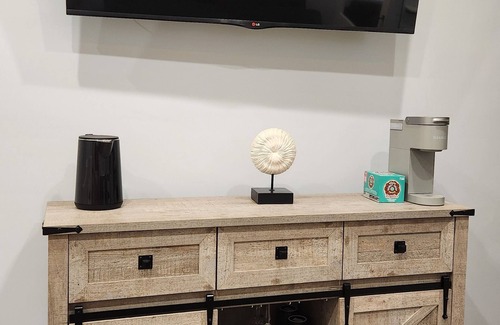 Woodland Hills Apartment | Chic, Modern studio with WiFi, AC and Washer/Dryer in enchanting Los Angeles