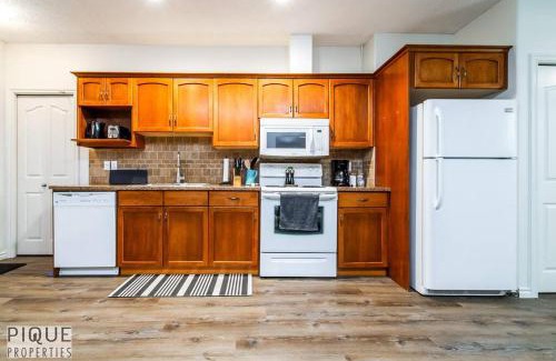 Jasper Place Apartment | Chic Modern Vibes - KING Bed - Fireplace - Sleeps 4 - Wifi