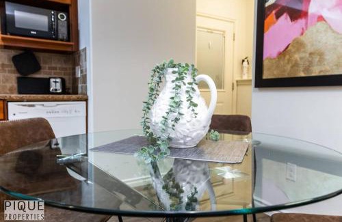 Jasper Place Apartment | Chic Modern Vibes - Sleeps 6 - Netfix - Wifi - Long Stays