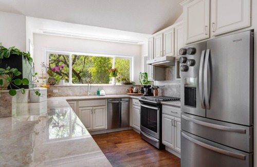 Grass Valley House | Chic Modern Victorian Farmhouse secluded yet 5 min from Downtown Nevada City
