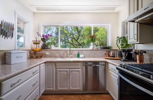 Grass Valley House | Chic Modern Victorian Farmhouse secluded yet 5 min from Downtown Nevada City