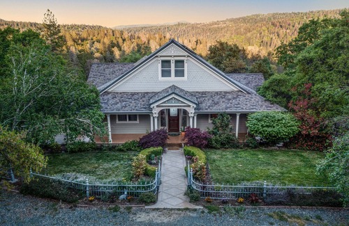 Grass Valley House | Chic Modern Victorian Farmhouse secluded yet 5 min from Downtown Nevada City