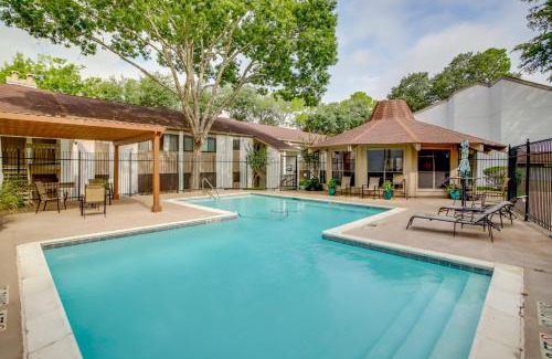 Walden on Lake Conroe Apartment | Chic Montgomery Condo with Balcony and Pool Access!