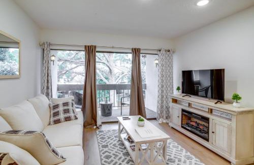 Walden on Lake Conroe Apartment | Chic Montgomery Condo with Balcony and Pool Access!