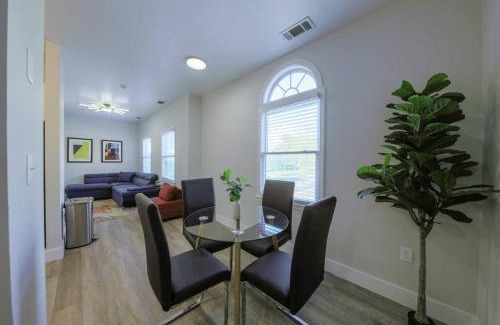 West End Apartment | Chic Nashville 2BR Stay with Optional Parking Mins to Music Row, Vanderbilt & Broadway
