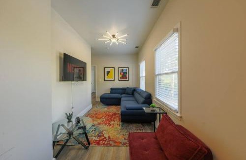 West End Apartment | Chic Nashville 2BR Stay with Optional Parking Mins to Music Row, Vanderbilt & Broadway