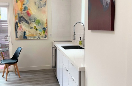 The Flats Apartment | Chic new guest suite studio with WiFi and AC in fabulous West Hollywood