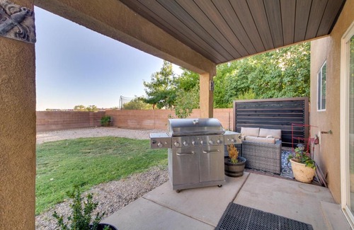 Los Lunas House | Chic New Mexico Retreat with Patio, Grill and Fire Pit