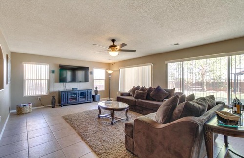 Los Lunas House | Chic New Mexico Retreat with Patio, Grill and Fire Pit