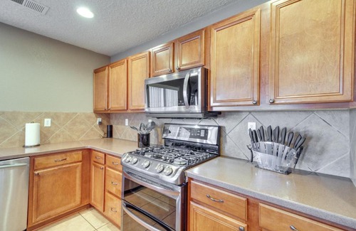 Los Lunas House | Chic New Mexico Retreat with Patio, Grill and Fire Pit