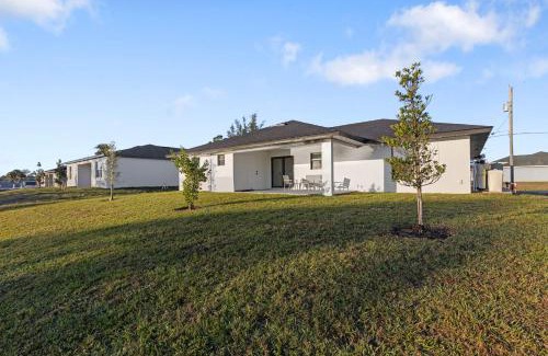 Fort Myers House | Chic Newly Built Vacation Escape with Canal view