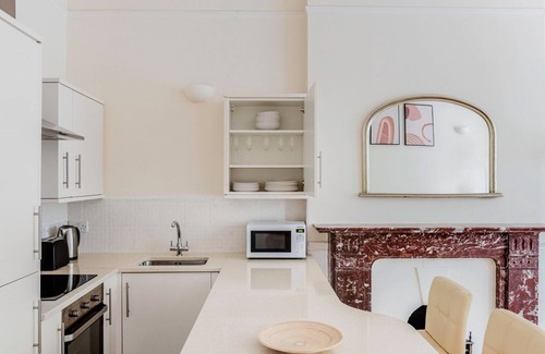 Campden Apartment | Chic Notting Hill, walk to Market & Kensington Gardens, by Blueground