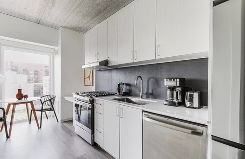 Old Town Apartment | Chic Old Town Studio w/Gym, W/D, Rooftop, Pet Area & A/C, by Blueground