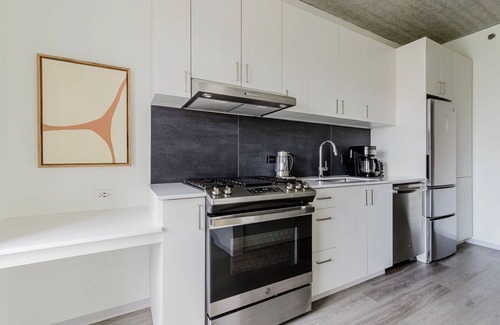 Old Town Apartment | Chic Old Town Studio w/Gym, W/D, Rooftop, Pet Area & A/C, by Blueground