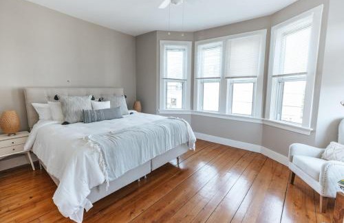 Yachting Village Apartment | CHIC on Thames St Deck & free parking