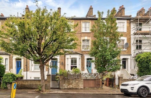 Askew Apartment | Chic One-Bedroom Apartment in London