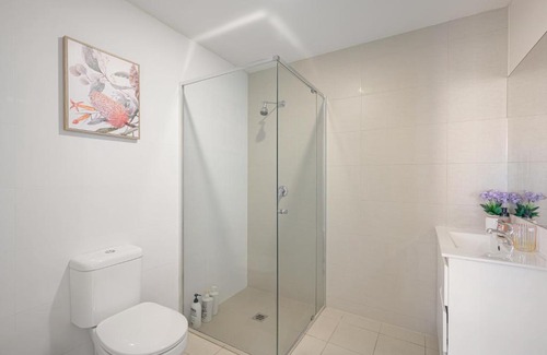 Warwick Farm Apartment | Chic One-Bedroom Hideaway with Free Parking&Wi-Fi