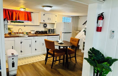 Shrewsbury Apartment | CHIC ONE BEDROOM IN-LAW SUITE IN Shrewsbury with AC, WiFi
