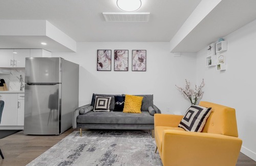 Southeast Edmonton House | Chic Orchard Getaway –Close to YEG & Everything