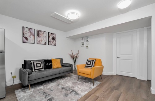 Southeast Edmonton House | Chic Orchard Getaway –Close to YEG & Everything