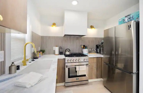 Highland Park Cottage | Chic Parkside Escape 2BR A/C Free Parking