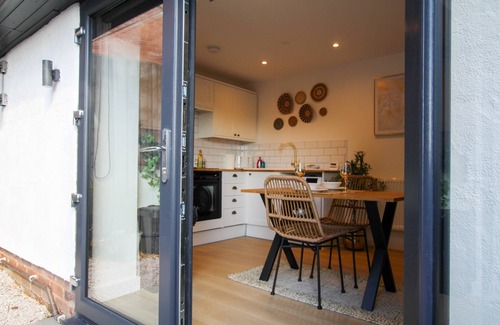Heswall Apartment | Chic & Peaceful Annex in Heswall Private Garden