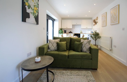 Heswall Apartment | Chic & Peaceful Annex in Heswall Private Garden